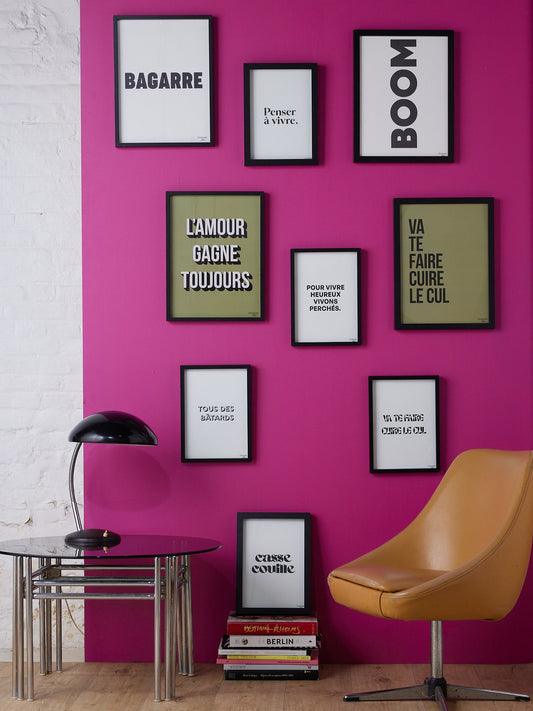 mur ose avec plein d'affiches de Chouquette Club