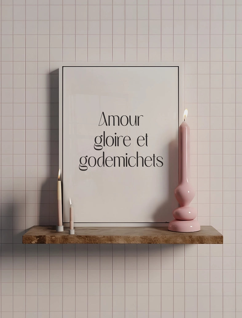 Affiche décorative moderne au mur sur une etagere