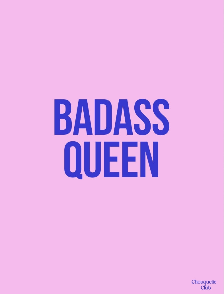Carte postale rose avec le texte bleu"Badass queen"