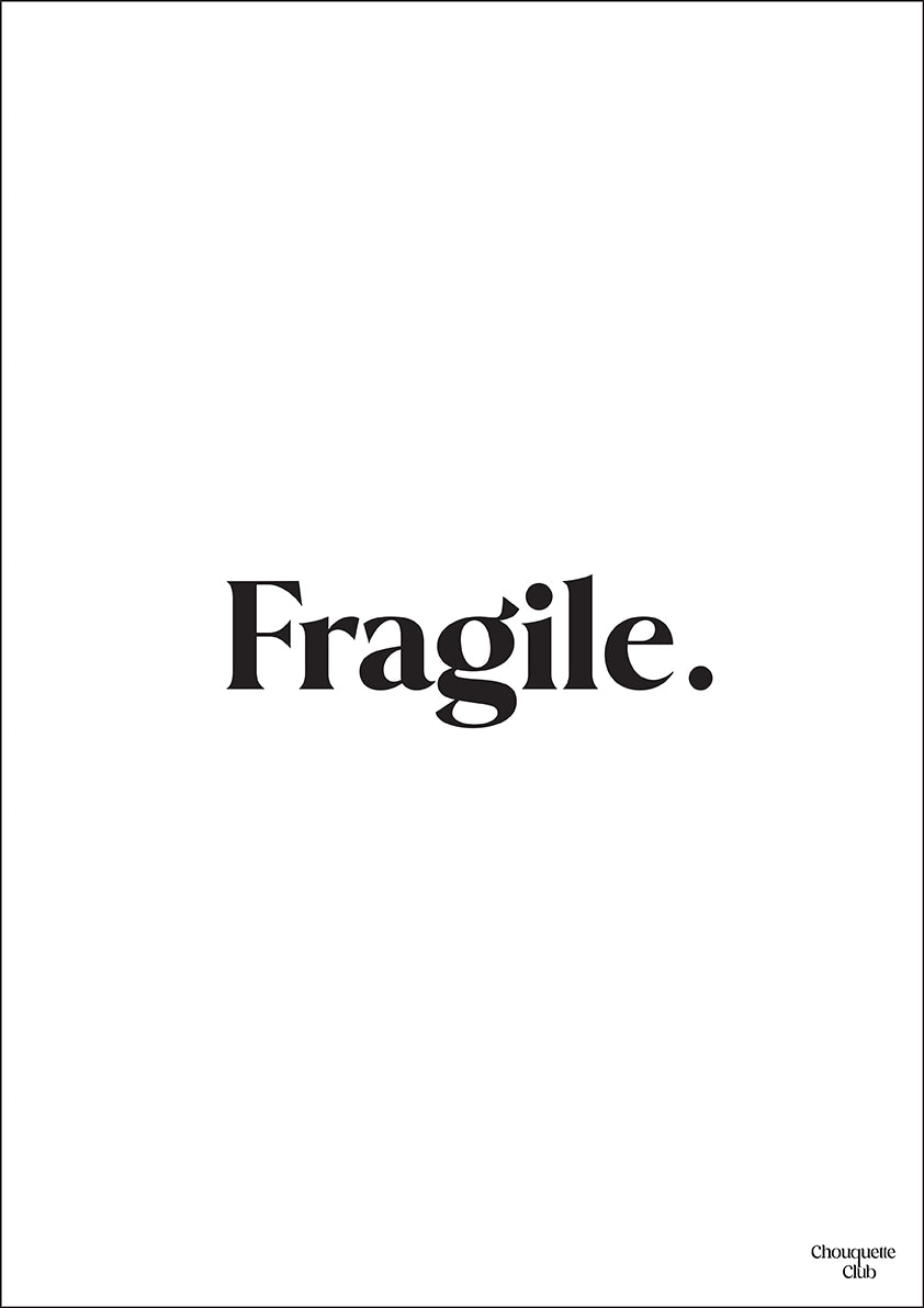 Deux mains qui tiennent une carte postale blanche avec écriture en noir dessus “Fragile”