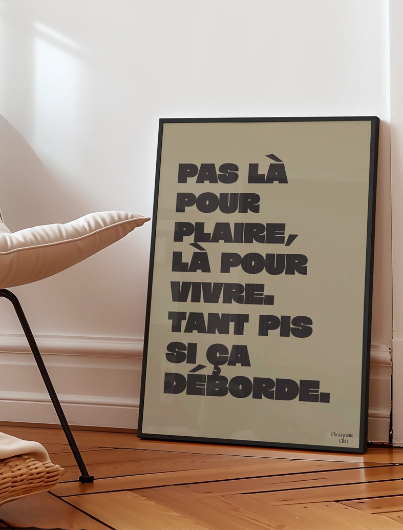 Poster mantra kaki et noir de chouquette club posé au sol sur du parquet