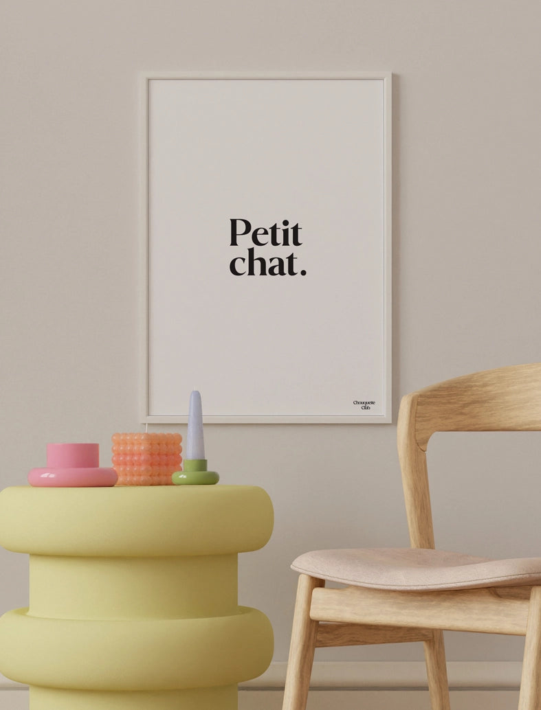 affiche graphique noir et blanc sur un mur avec chaise bois