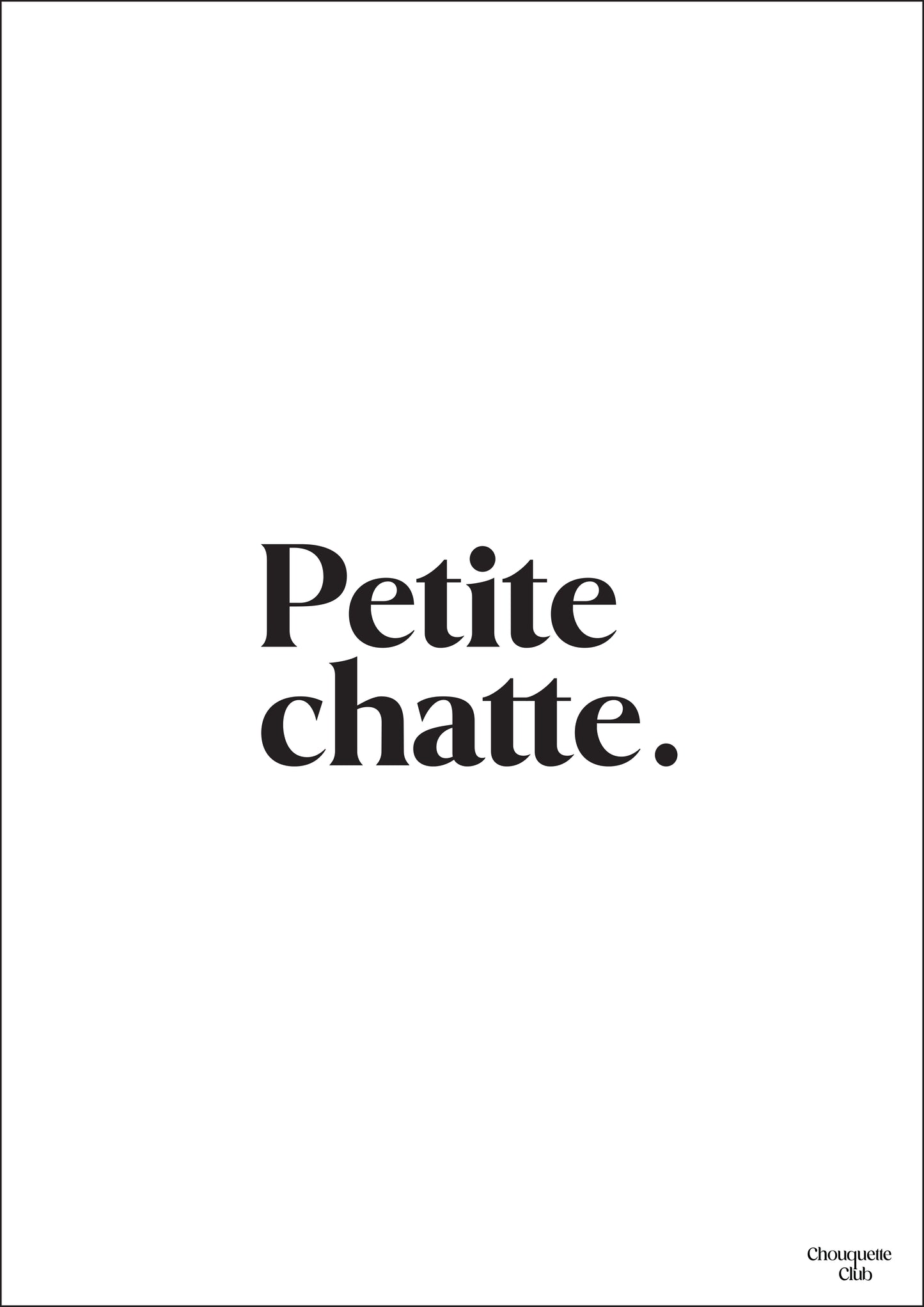 Deux mains qui tiennent une carte postale blanche avec écriture en noir dessus “ Petite chatte”
