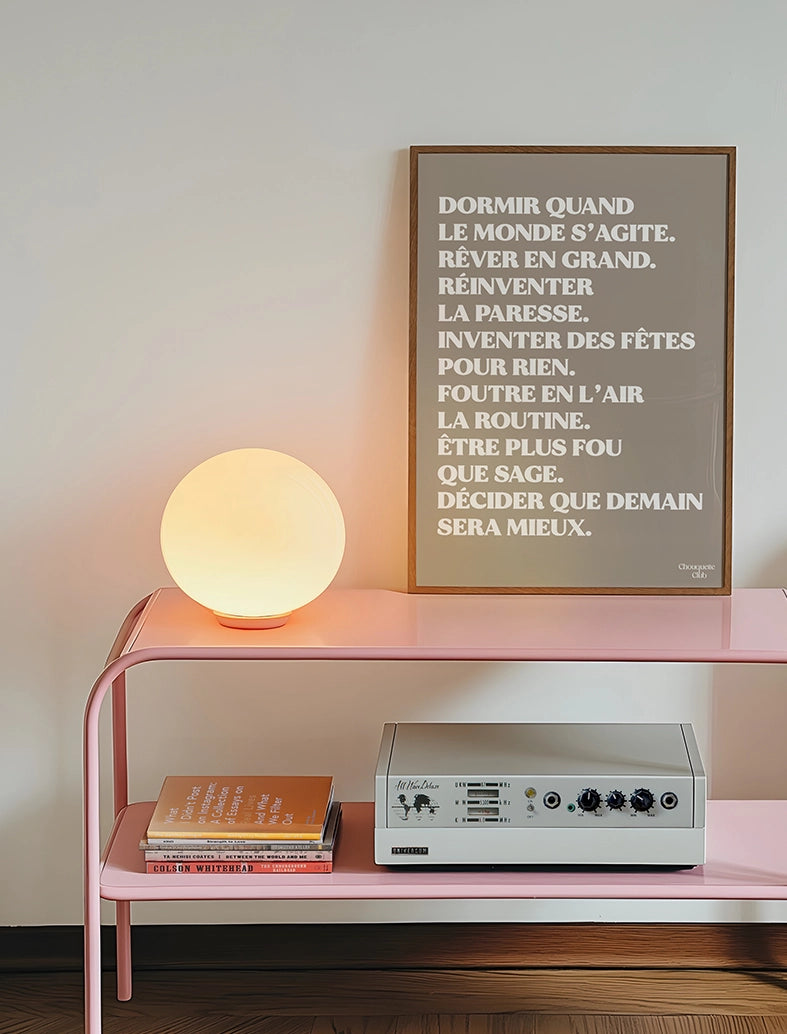 Mantra beige encadré au mur de la marque Chouquette Club dans un salon avec une lampe ronde