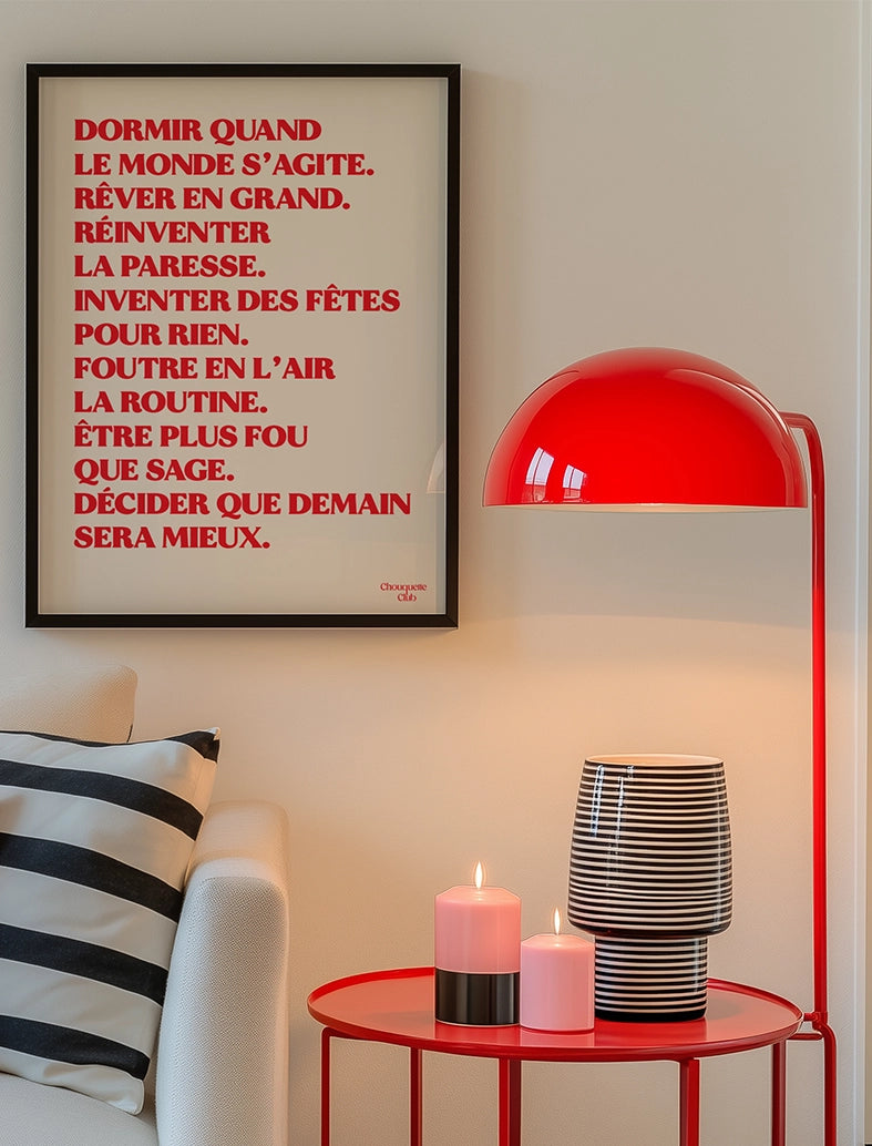 Mantra écru/rouge encadré au mur dans un salon avec une lampe rouge de la marque Chouquette Club