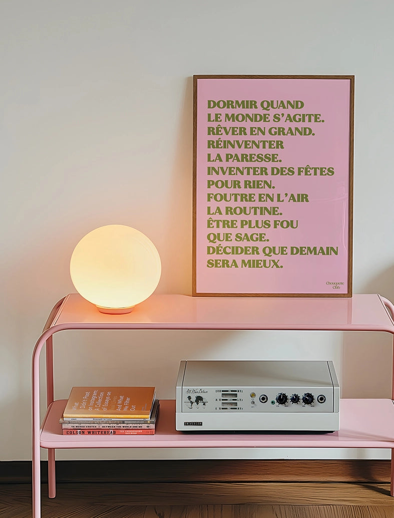 Mantra rose et kaki encadré au mur de la marque Chouquette Club dans un salon avec une lampe ronde