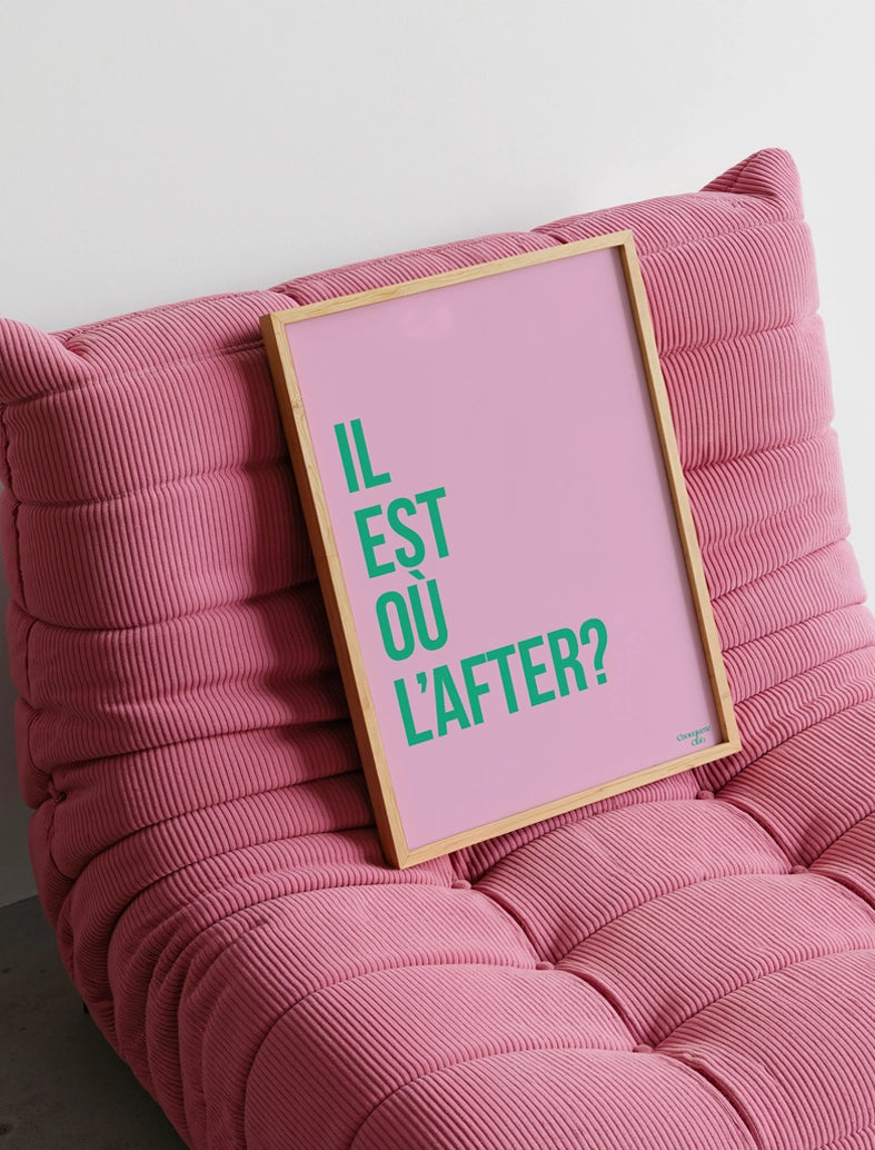 "Il est l'after" en rose et vert affiche posée dans un fauteuil rose de la marque Chouquette Club