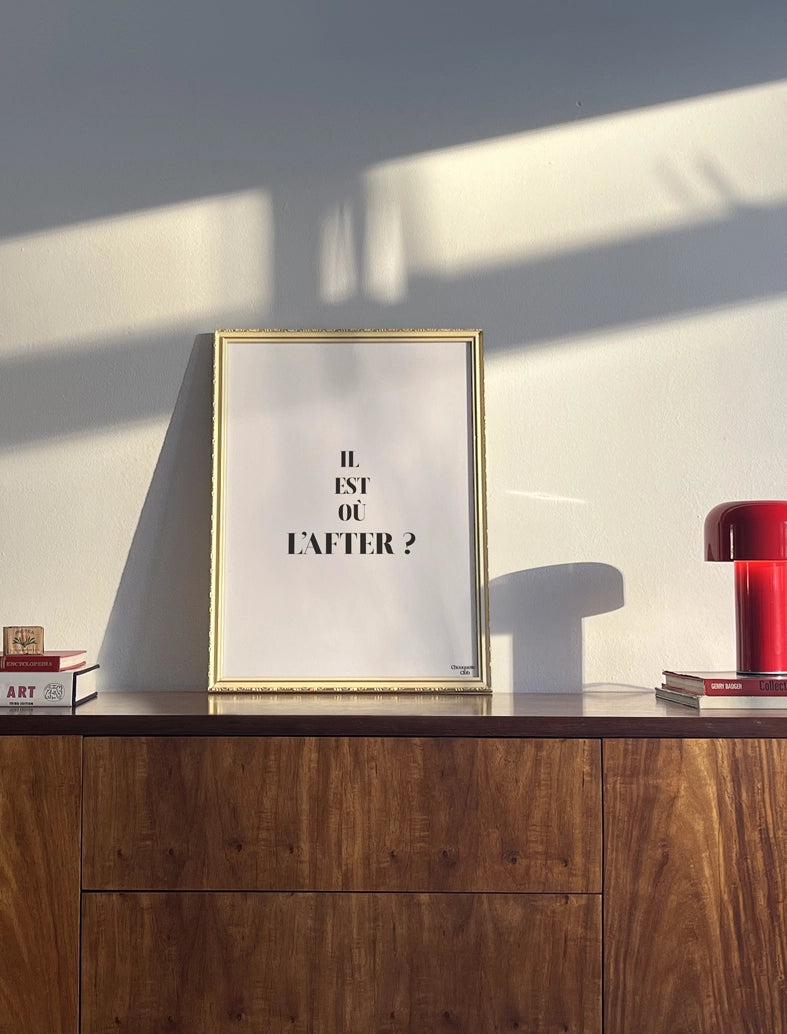 Affiche décorative moderne accrochée au mur d'un salon lampe rouge