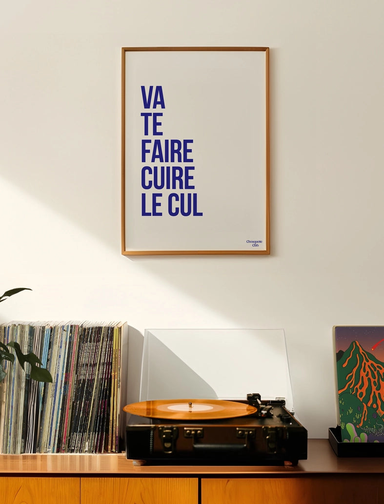 Va te faire cuire le cul affiche (bleu) dans un cadre dans un salon avec une platine vinyl