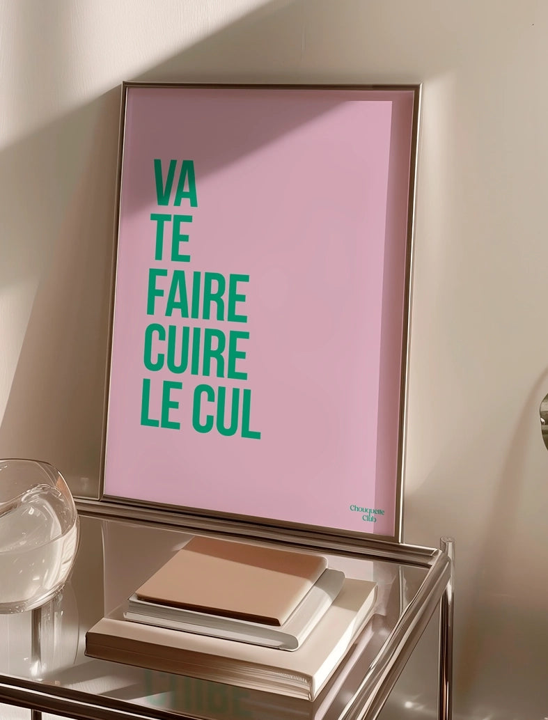 Va te faire cuire le cul affiche (rose et vert) dans un salon