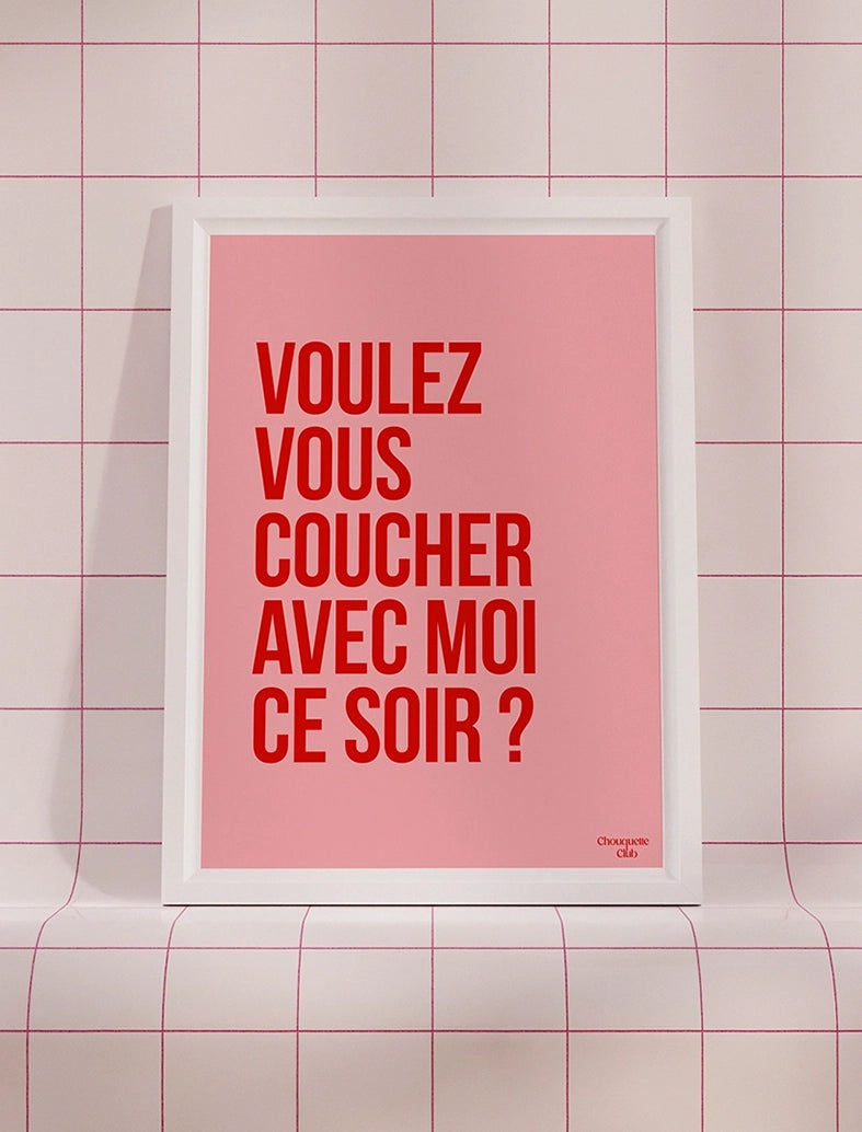 cadre avec affiche Voulez-vous coucher avec moi ce soir? posé sur un carrelage rose