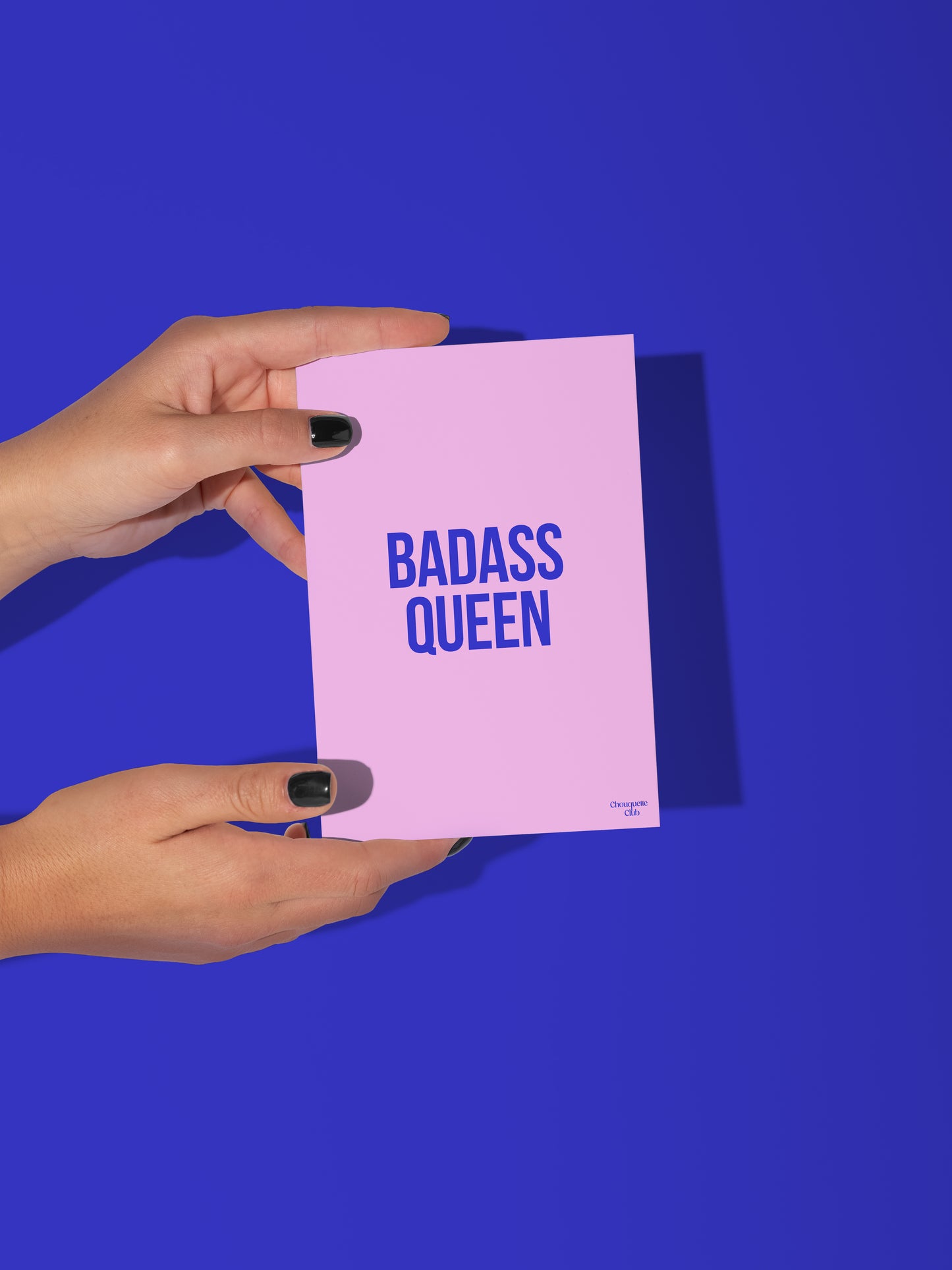 Carte postale "Badass Queen" rose et bleu