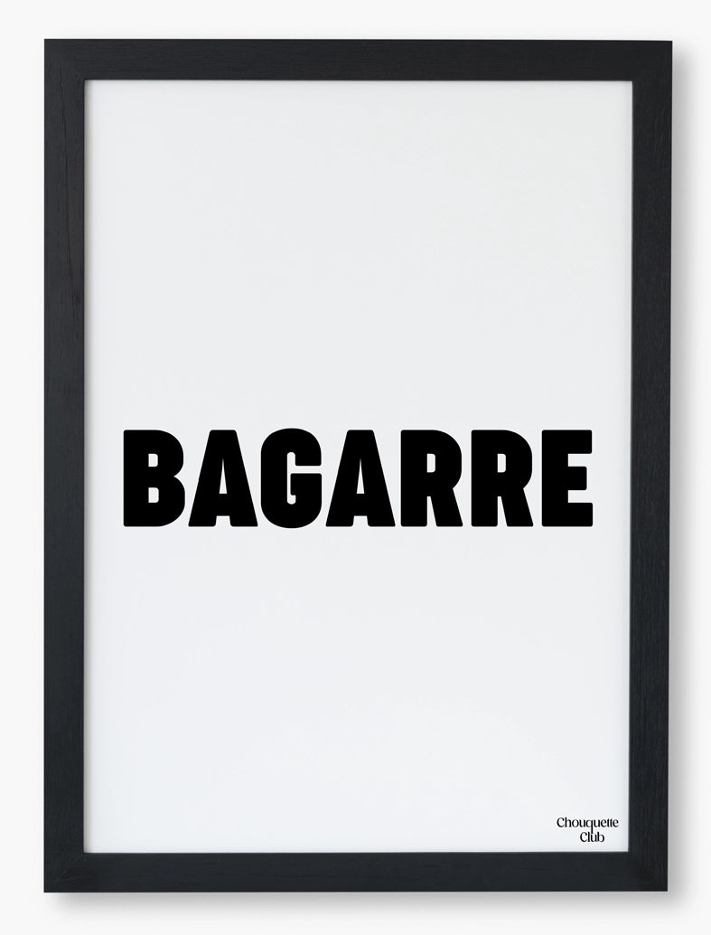 cadre noir avec affiche "bagarre" écrit en noir et blanc