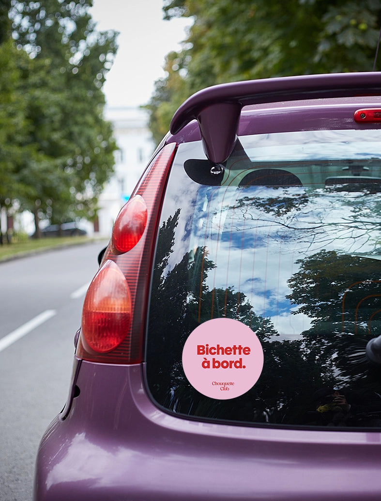 Sticker « Bichette à bord » rose et rouge collé sur une voiture
