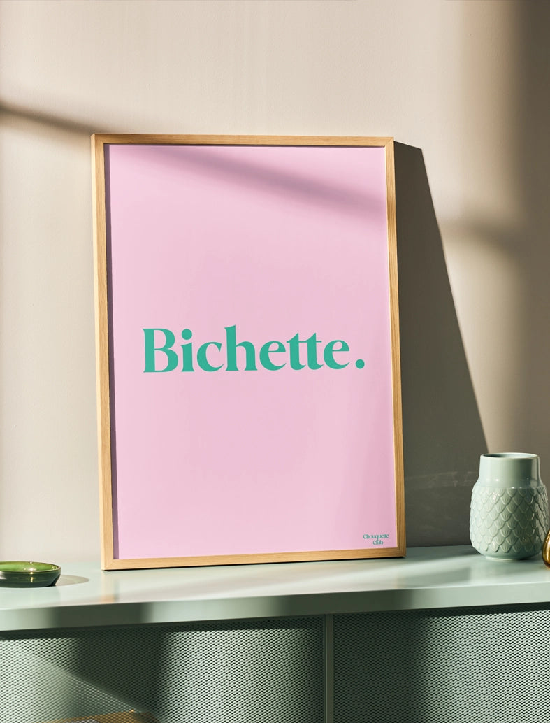 affiche chaton rose et vert encadrée dans un meuble vert