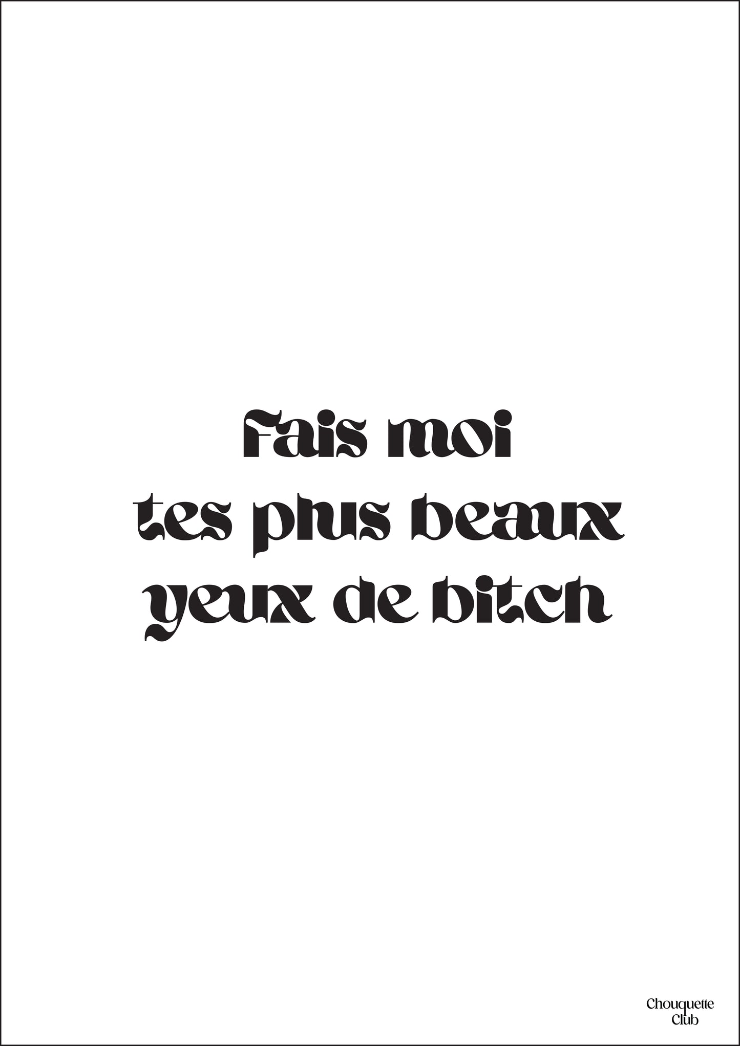 Deux mains qui tiennent une carte postale blanche avec écriture en noir dessus “Fais moi tes plus beaux yeux de bitch”