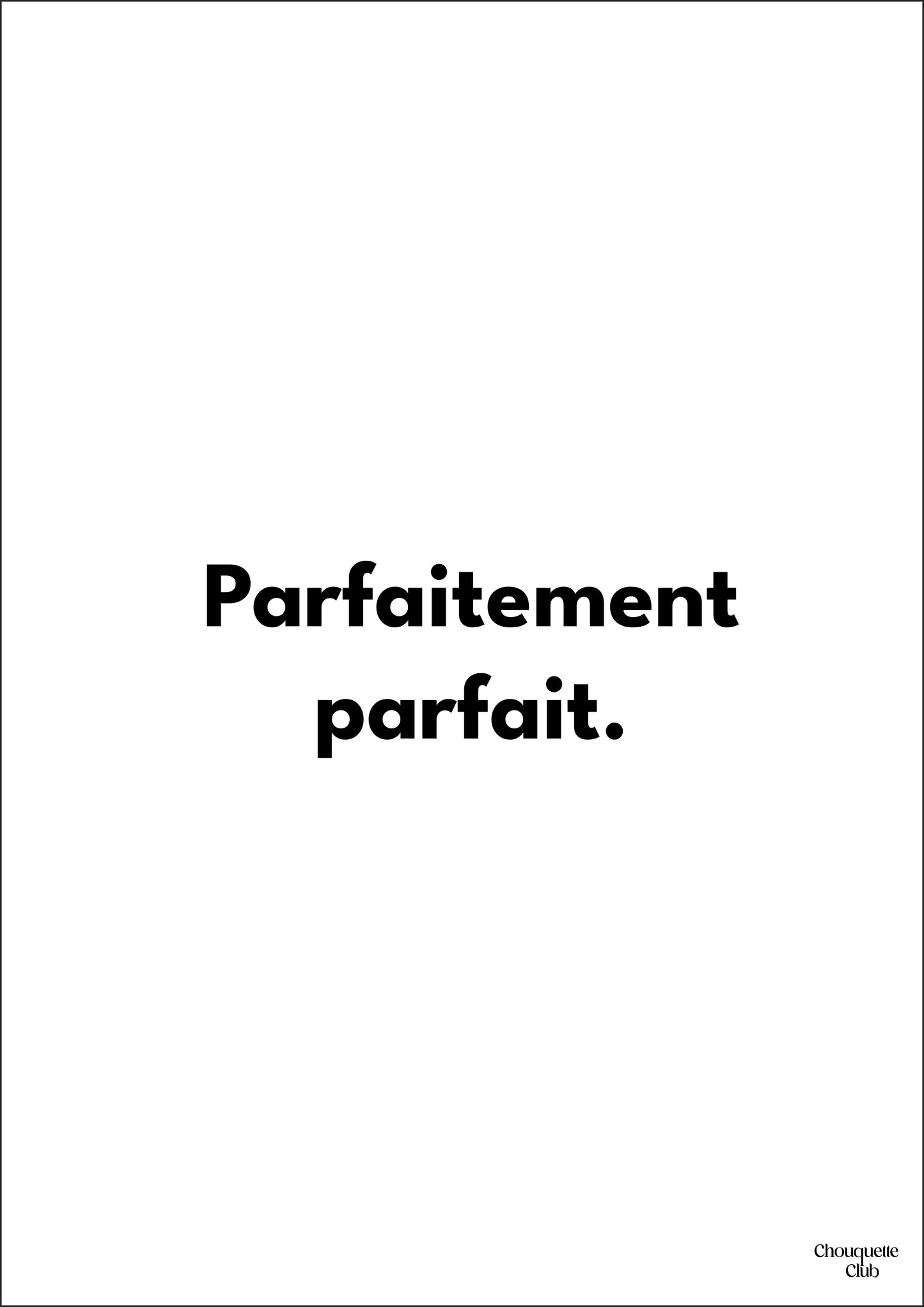 Deux mains qui tiennent une carte postale blanche avec écriture en noir dessus “Parfaitement parfait ”