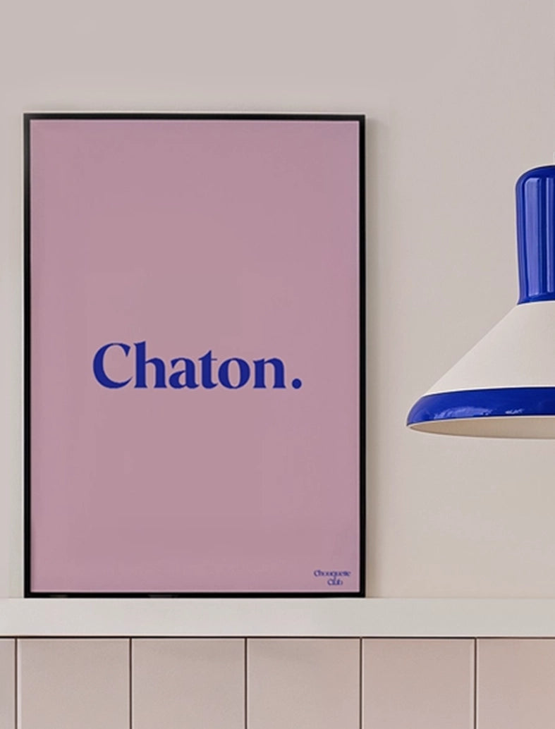 affiche chaton rose et bleu encadrée avec une lampe bleu