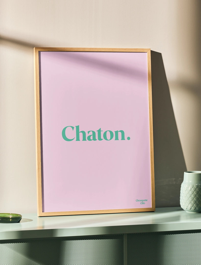 affiche chaton rose et vert dans un cadre en bois