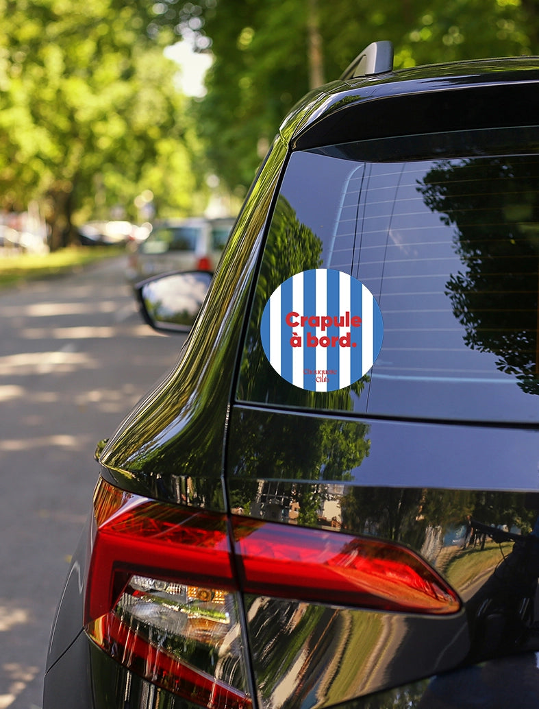 Sticker « Crapule à bord » rayures bleu et blanc sur une vitre arrière de voiture