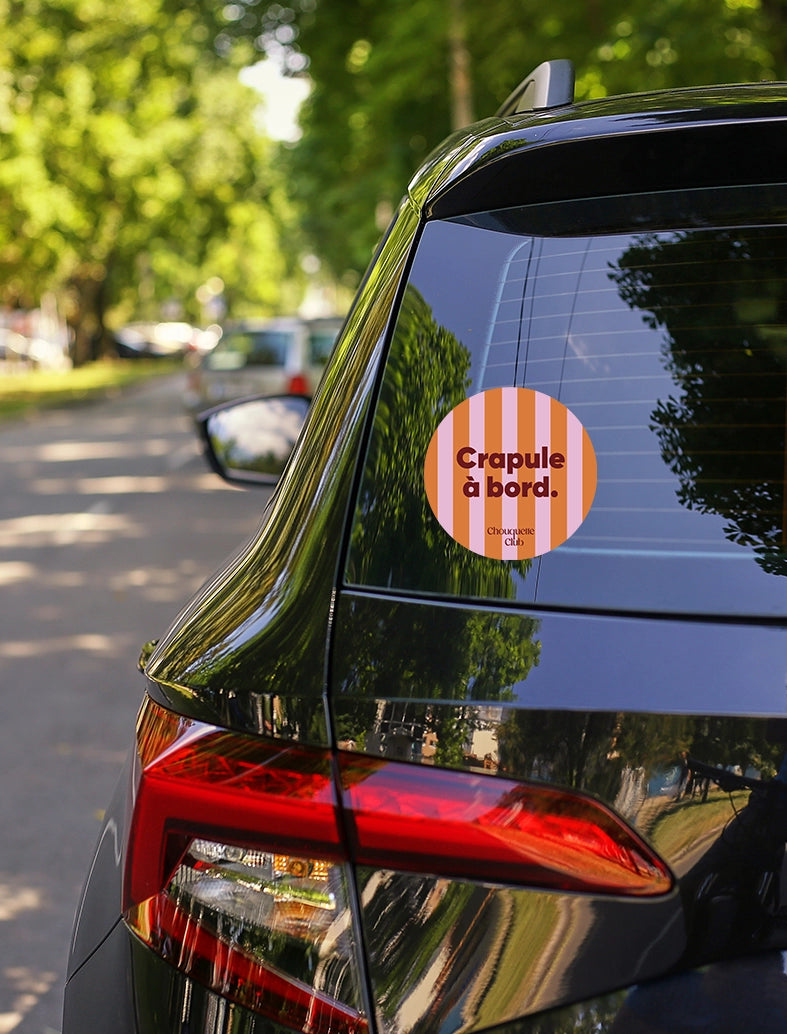 Sticker « Crapule à bord » rayures orange et rose collé sur une voiture