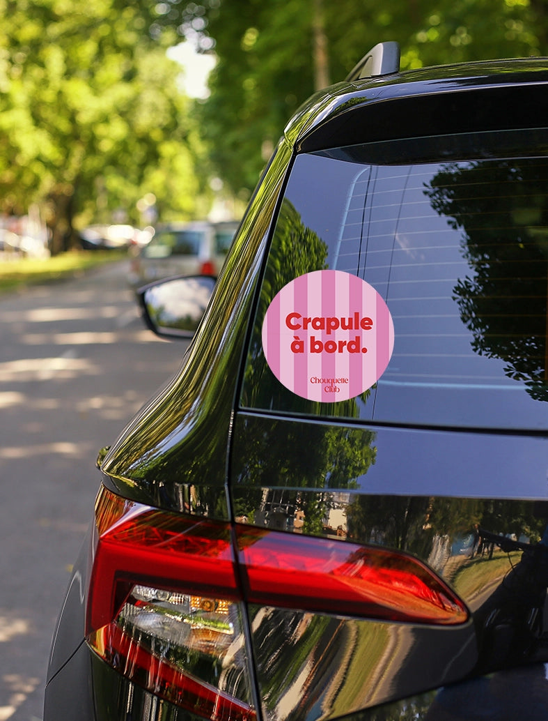 Sticker « Crapule à bord » rayures rose et rouge sur une voiture