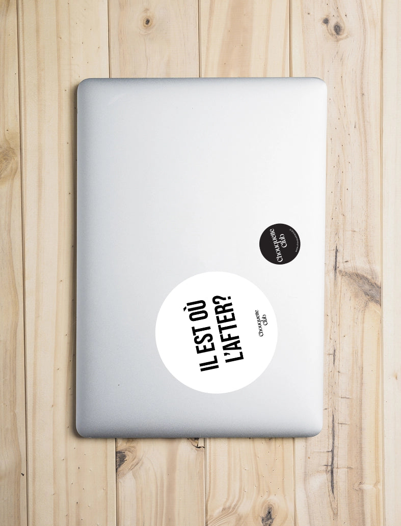 Sticker « Il est où l'after?» blanc et noir collé sur un laptop