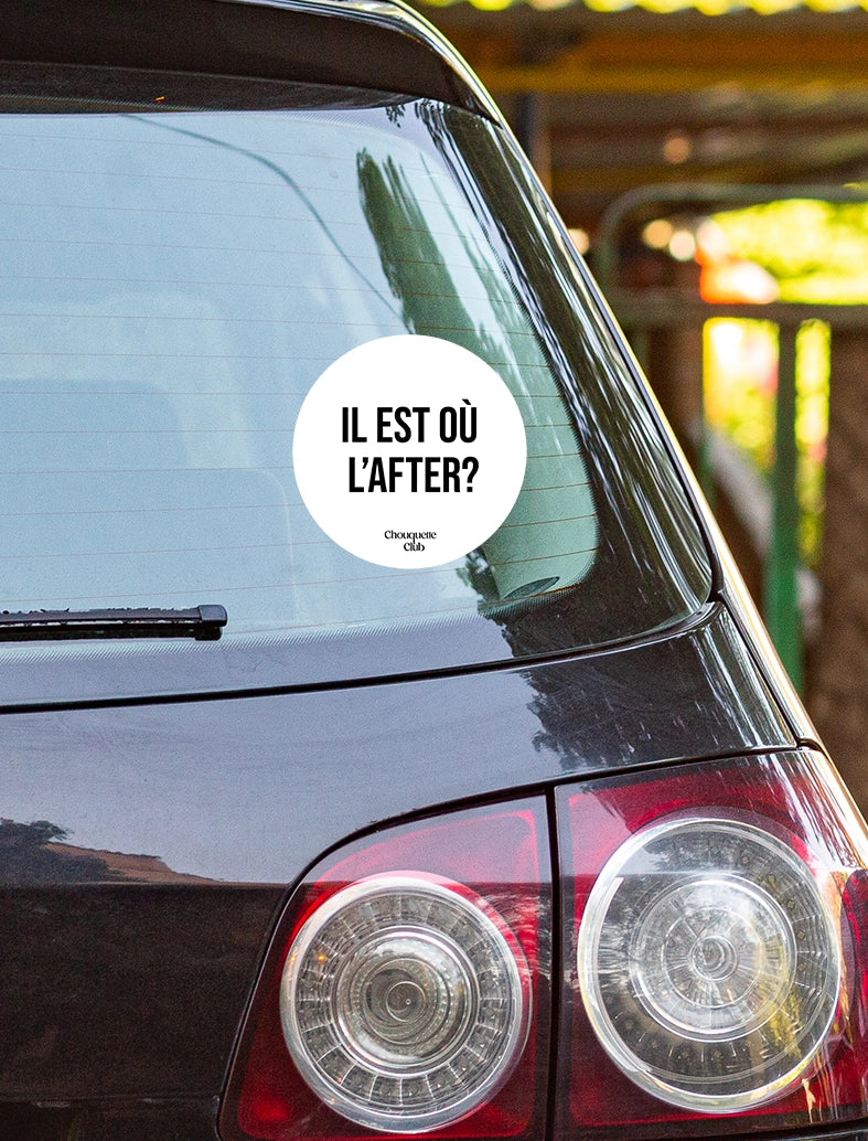 Sticker « Il est où l'after?» blanc et noir collé sur une voiture