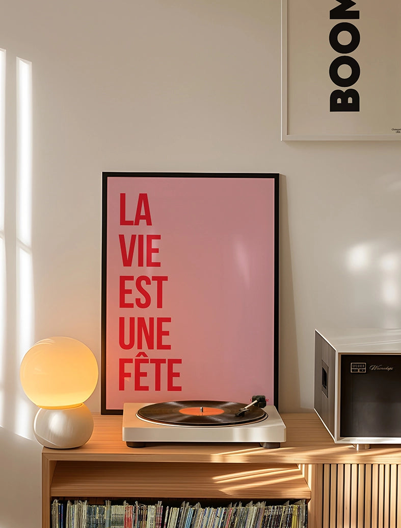 photo de salon avec cadre la vie est une fête
