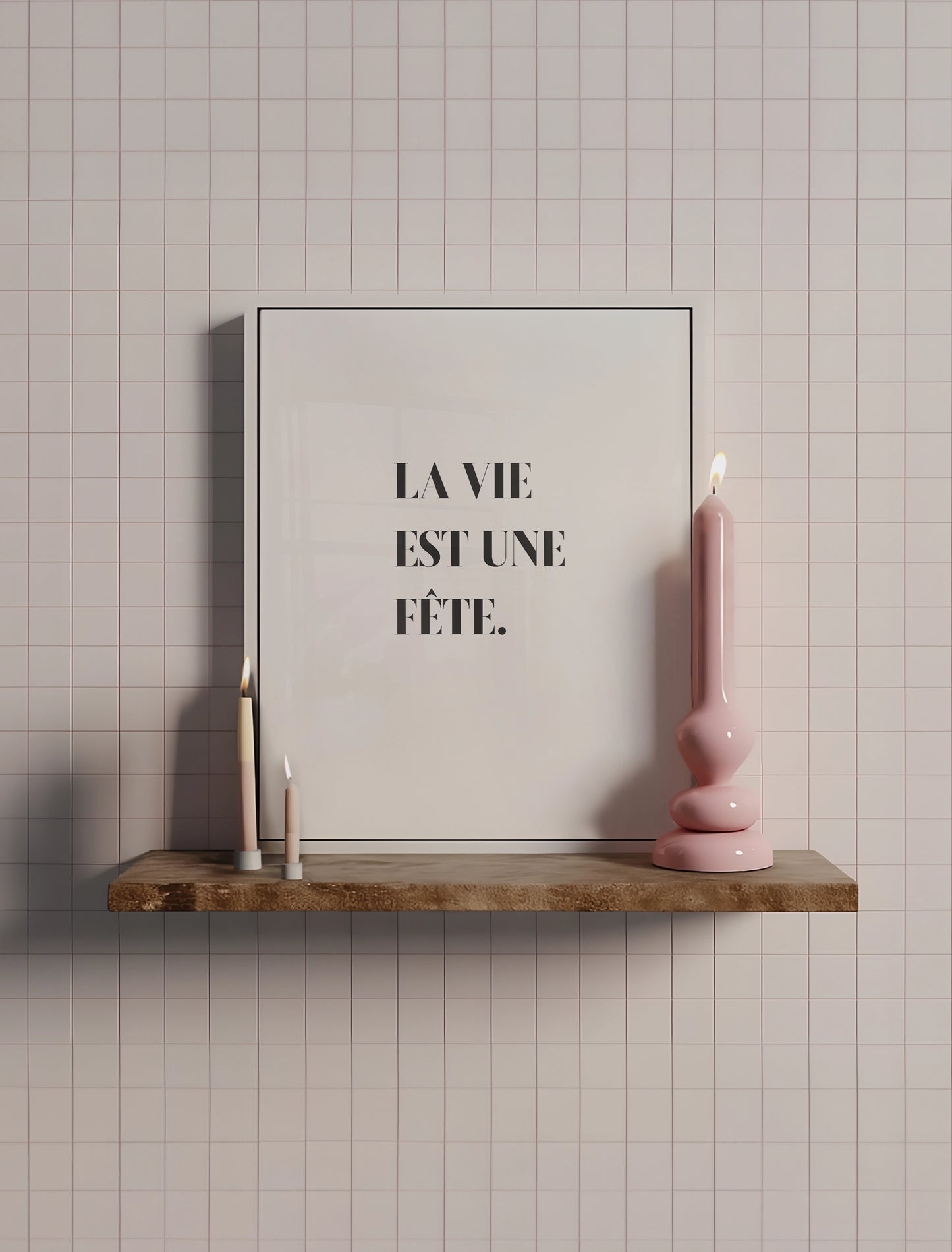 Affiche décorative moderne accrochée sur une étagère