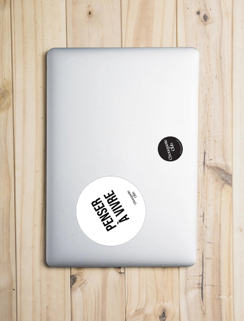 Sticker « Penser à vivre» sur un ordinateur