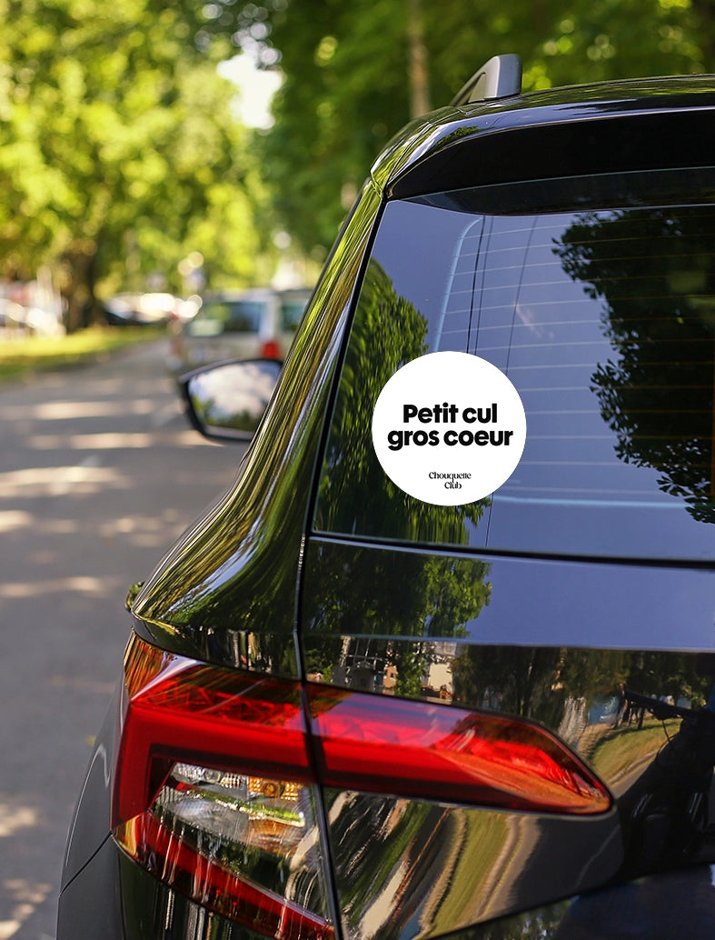 Sticker « Petit cul, gros coeur » blanc et noir sur une voiture