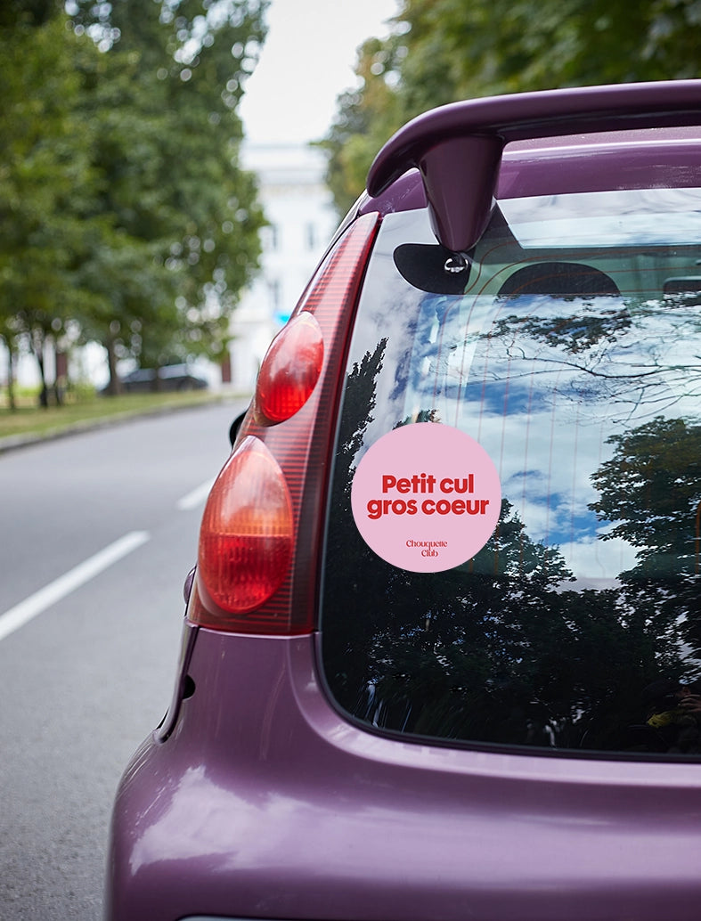 "Petit cul, gros coeur" sticker collé sur une voiture