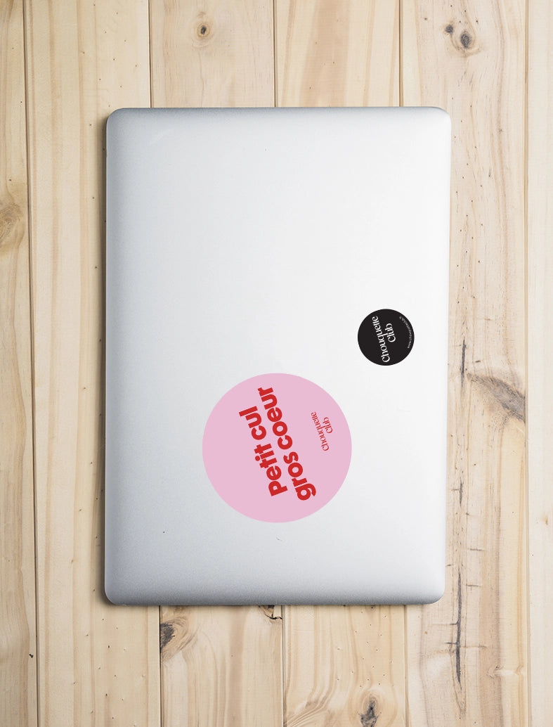 "Petit cul, gros coeur" sticker collé sur un ordinateur