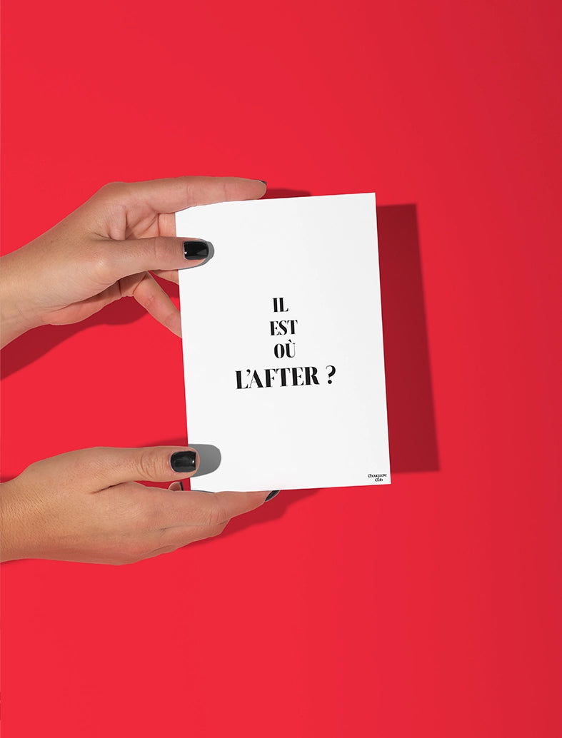 Deux mains qui tiennent une carte postale blanche avec écriture en noir dessus “Il est où l'after?"