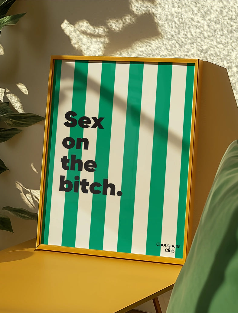 affiche sex on the bitch de la marque chouquette club encadré dans un cadre en bois naturel posé sur une table basse