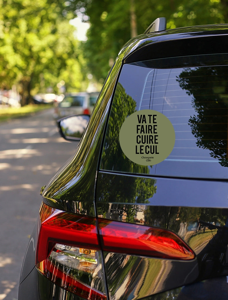 Sticker « Va te faire cuire le cul » collé sur une voiture