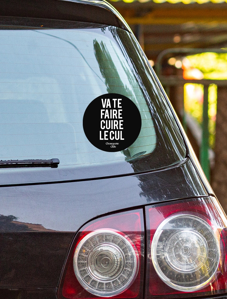 Sticker « Va te faire cuire le cul » collé sur une voiture