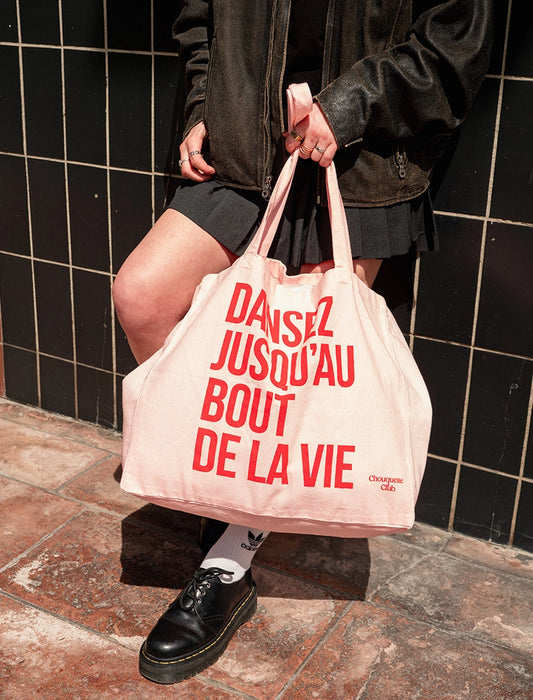 sac XXL chouquette club en coton bio rose et rouge porté par une jeune fille aux longs cheveux bruns
