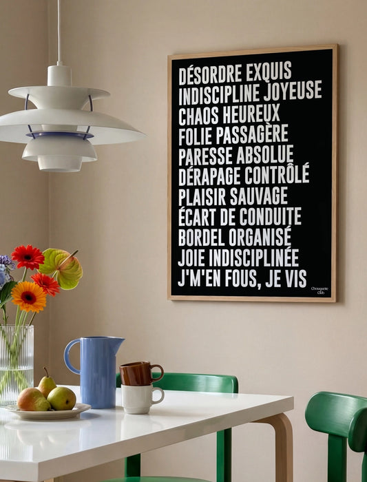 Poster Mantra #3 noir et blanc dans une cuisine aux chaises vertes