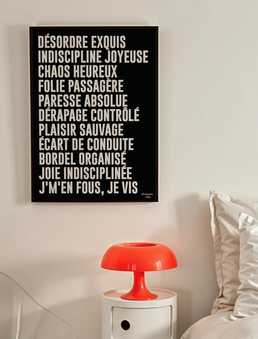 poster mantra noir et blanc de chouquette club accroché au mur et lampe orange