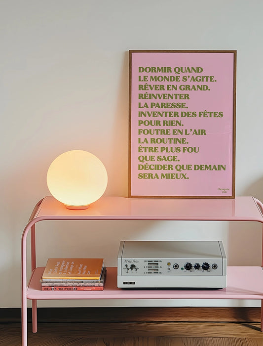 Mantra rose et kaki encadré au mur  de la marque Chouquette Club dans un salon avec une lampe ronde