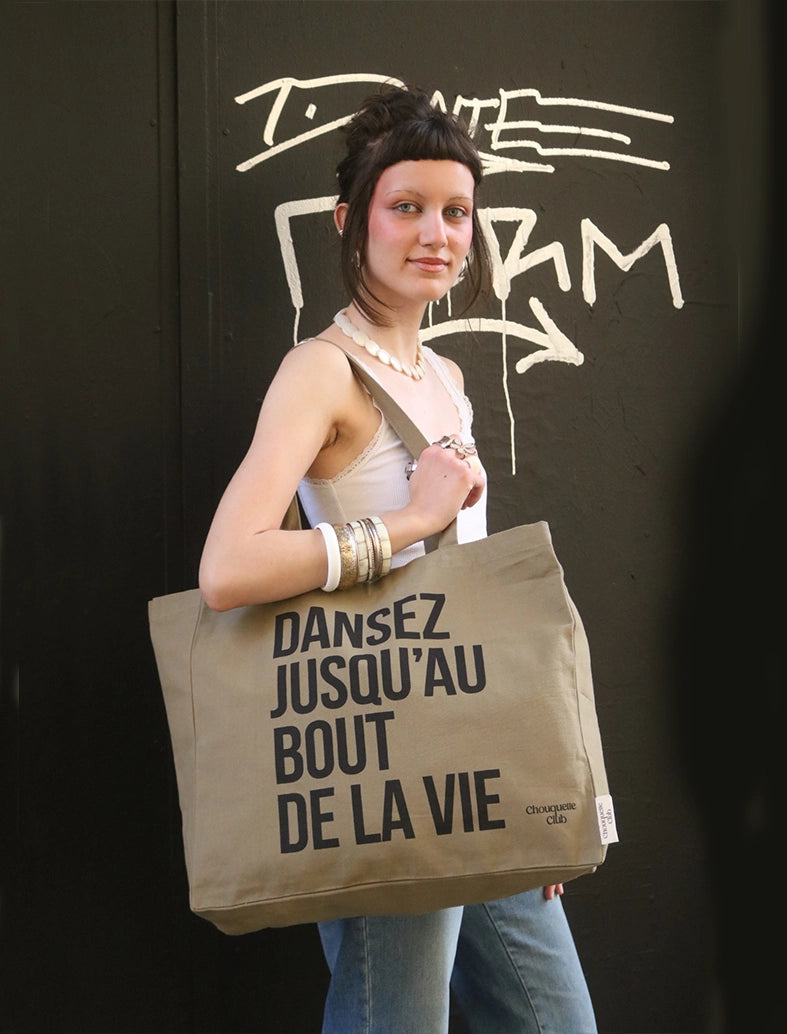 sac XXL chouquette club en coton bio kaki et noir porté par une jeune fille aux longs cheveux bruns