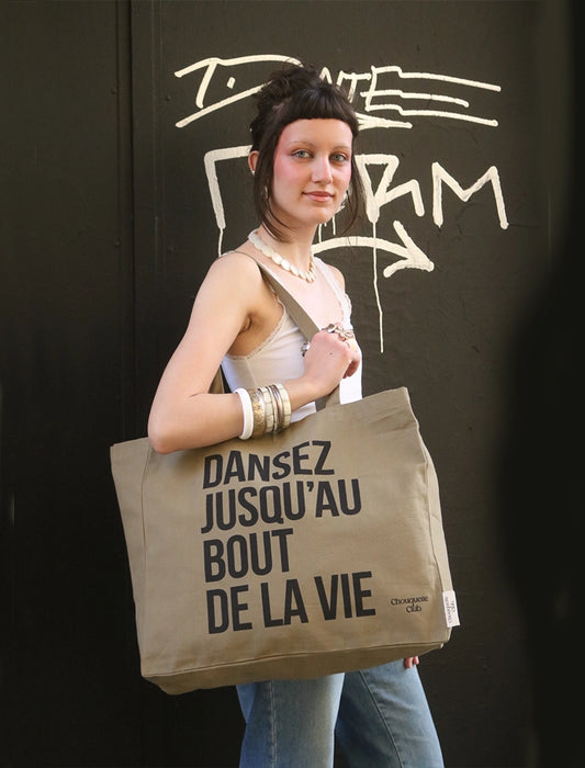 sac XXL chouquette club en coton bio kaki et noir porté par une jeune fille aux longs cheveux bruns