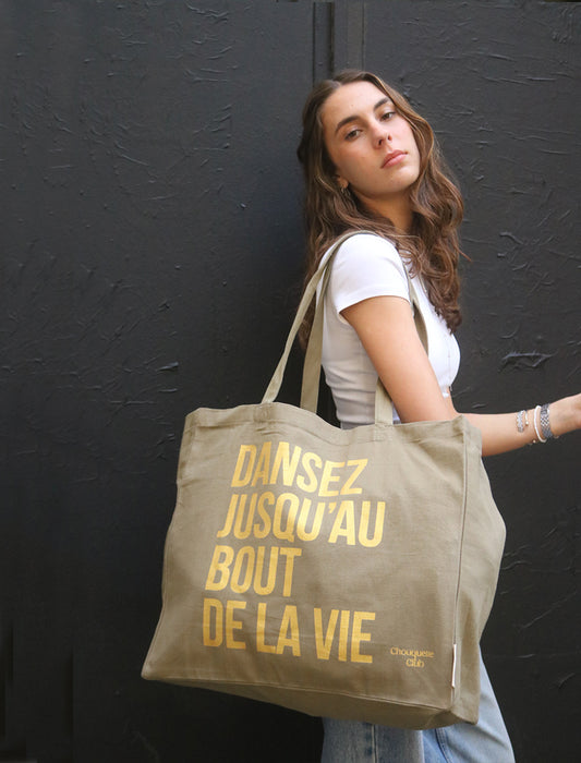sac XXL chouquette club en coton bio kaki et noir porté par une jeune fille aux longs cheveux bruns