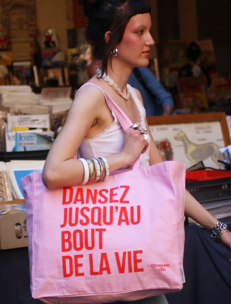 sac XL chouquette club en coton bio rose et rouge porté par une jeune fille aux longs cheveux bruns