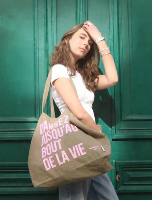 sac XXL chouquette club en coton bio kaki et rose porté par une jeune fille aux longs cheveux bruns