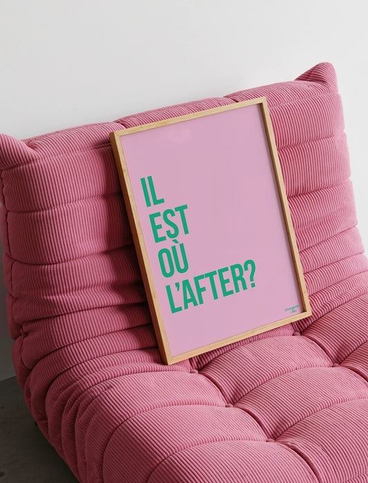 "Il est l'after" en rose et vert affiche posée dans un fauteuil rose de la marque Chouquette Club