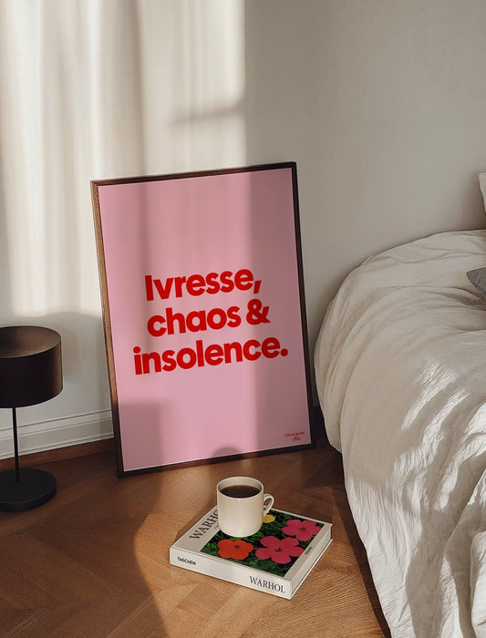 Ivresse, chaos & insolence affiche de chouquette club posée au sol dans une chambre