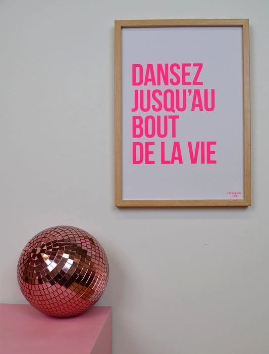 Dansez jusqu'au bout de la vie affiche (rose fluo et blanc) affiche encadré sur un mur